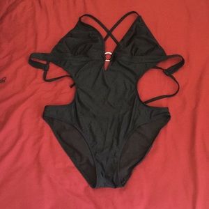OP crisscrossing strap monokini
